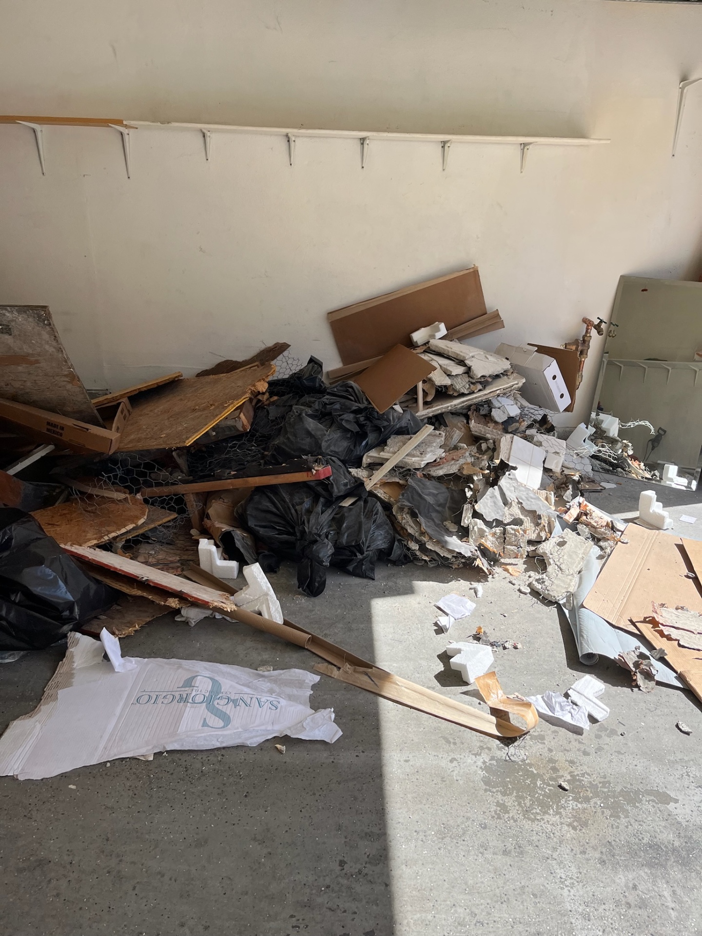 Cluttered garage before a Happy Hauling Crew job